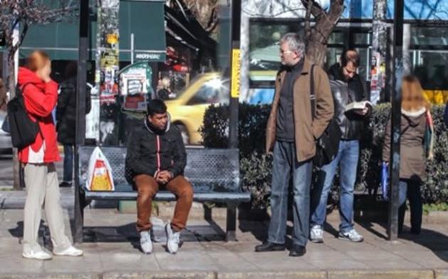 Κοινωνικό πείραμα: Πώς αντιδρούν οι Έλληνες σε μια ρατσιστική επίθεση σε στάση λεωφορείου (βίντεο)