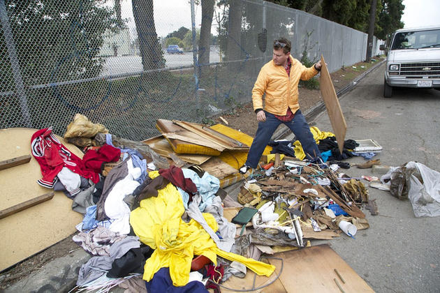 Καλλιτέχνης μετατρέπει τα σκουπίδια σε σπιτάκια για άστεγους (εικόνες)