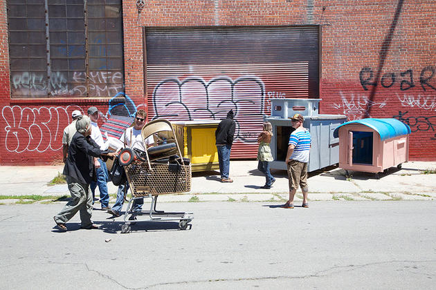 Καλλιτέχνης μετατρέπει τα σκουπίδια σε σπιτάκια για άστεγους (εικόνες)
