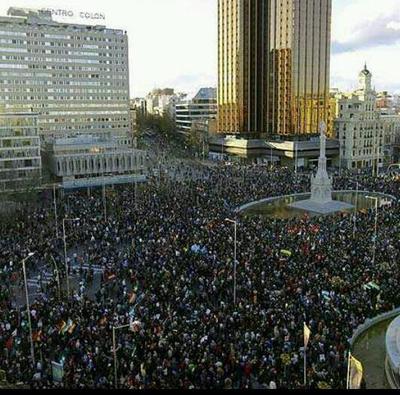 ΒΙΝΤΕΟ: "Ψωμί, δουλειά, αξιοπρέπεια"! Μαζική διαδήλωση παρά τον "νόμο φίμωτρο" στη Μαδρίτη
