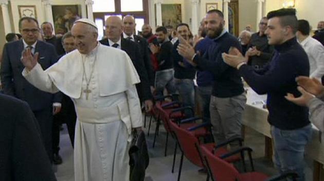 ΒΙΝΤΕΟ Νάπολη: Ο Πάπας Φραγκίσκος τρώει μαζί με ομοφυλόφιλους, τρανσέξουαλ και οροθετικούς κρατούμενους που τον αποθεώνουν!