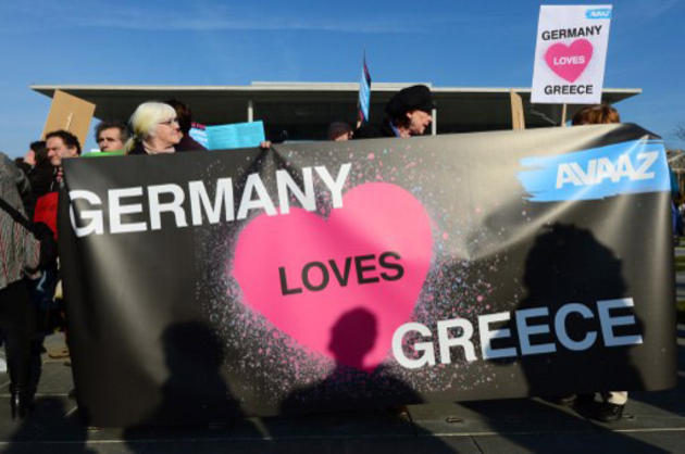 "Η Γερμανία αγαπάει την Ελλάδα": Φιλιούνται και αγκαλιάζονται έξω από την καγκελαρία