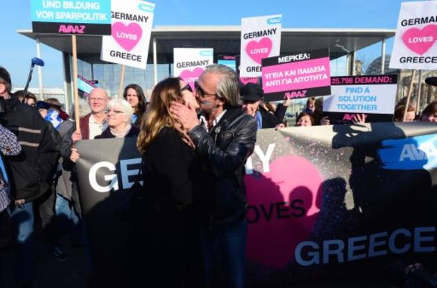 "Η Γερμανία αγαπάει την Ελλάδα": Φιλιούνται και αγκαλιάζονται έξω από την καγκελαρία