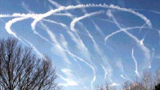 ΒΙΝΤΕΟ: πολίτης στην παρέλαση ζητάει απο τον Πάνο Καμένο να τοποθετηθεί στο θέμα των αεροψεκασμών