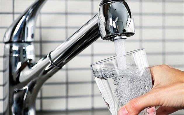 Ο σοβαρός κίνδυνος για τη υγεία που κρύβει η χρήση ζεστού νερού βρύσης