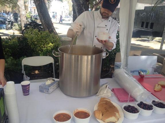 ΦΩΤΟ: Οι μάγειρες της Δομής Παροχής Συσσιτίων στην Κεντρική Πλατεία Χαλανδρίου