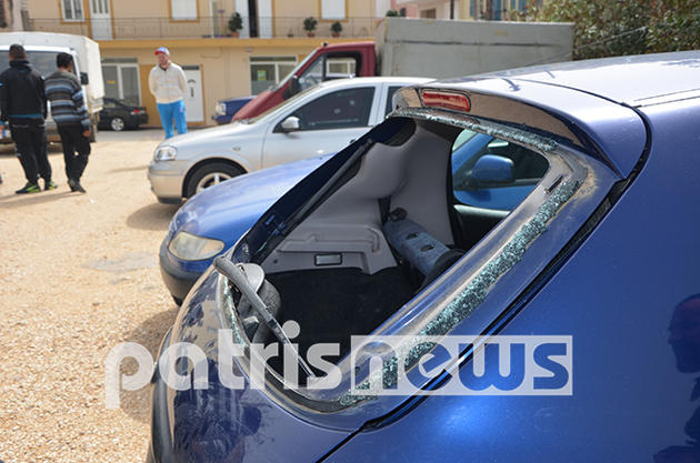Αμόκ ρατσισμού στα Λεχαινά. Έσπασαν όλα τα αυτοκίνητα των αλλοδαπών (εικόνες)