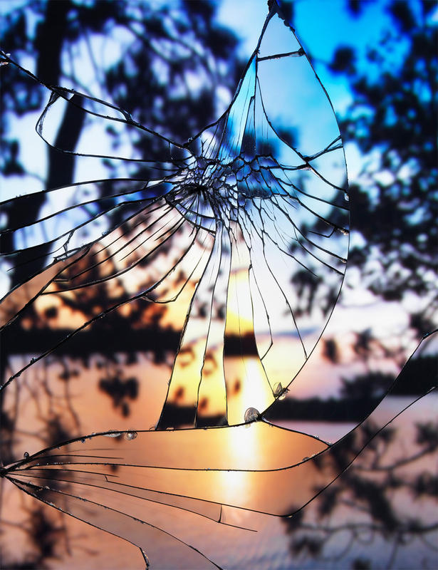 Ηλιοβασιλέματα μέσα από σπασμένους καθρέφτες (φωτο)