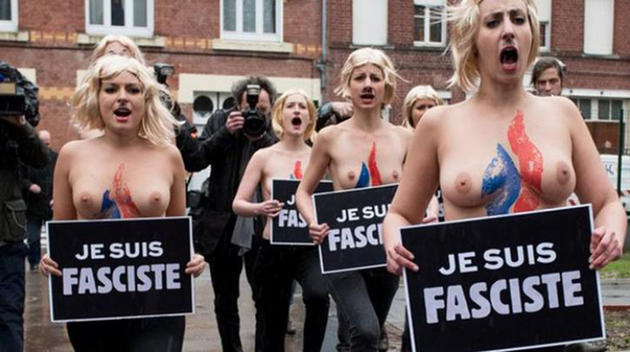 Γυμνόστηθες ακτιβίστριες Femen εναντίον Λεπέν: με ξανθιές περούκες και ζωγραφισμένα μουστάκια σε στυλ Χίτλερ