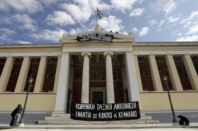 Κατάληψη Πανεπιστημίου Αθηνών: προσαγωγές τώρα και παρέμβαση της αστυνομίας με προτροπή της πρυτανίας