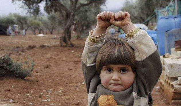 «Παραδίνομαι!»: Η φωτογραφία του ορφανού από τη Συρία που κάνει το γύρο του Διαδικτύου
#Surrended