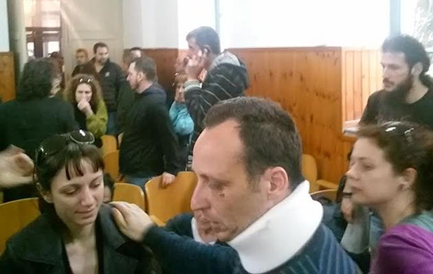 3 ΒΙΝΤΕΟ: Ξέσπασε σε κλάματα ακούγοντας την απόφαση του δικαστηρίου ο γιατρός που χτύπησαν οι φασίστες στα Χανιά