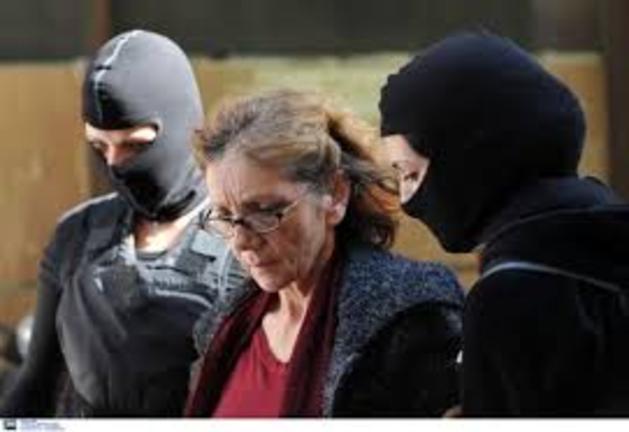 Αρνείται να αποφυλακιστεί η 60χρονη Αθηνά, μητέρα των αδελφών Τσάκαλου, αν δεν αποφυλακιστεί και η 25χρονη σύντροφος του γιου της