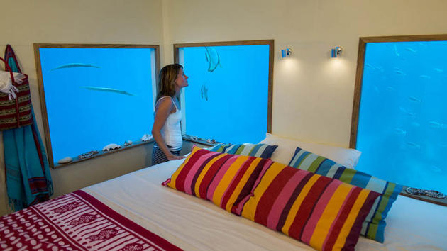 Το ξενοδοχείο που προσφέρει στους πελάτες του ονειρικό υπνοδωμάτιο κάτω από το νερό | Εικόνες