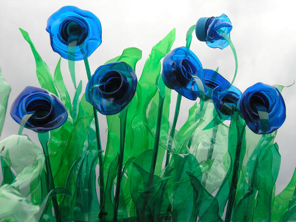 Ανακυκλώσιμα πλαστικά μπουκάλια μετατρέπονται σε έργα τέχνης! | Εικόνες