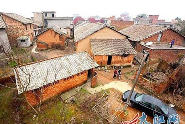 Πολυεκατομμυριούχος γκρέμισε το ερειπωμένο χωριό του και έχτισε για όλους τους κατοίκους πολυτελείς κατοικίες ως ένδειξη ευγνωμοσύνης