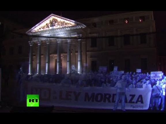 Ισπανία: Η πρώτη διαδήλωση με... ολογράμματα ενάντια στο νόμο φίμωτρο | Βίντεο
