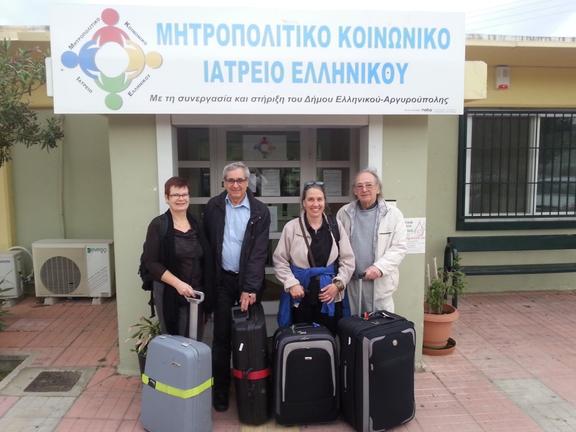 3 Ελβετοί, 1 Έλληνας και 4 βαλίτσες γεμάτες φάρμακα!