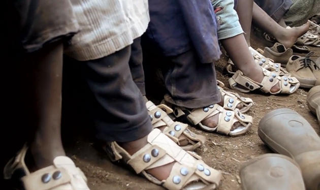 Αυτός ο άνδρας έφτιαξε σανδάλια που θα μεγαλώσουν 5 νούμερα σε 5 χρόνια για να βοηθήσει εκατομμύρια φτωχά παιδιά (φωτο - βίντεο)