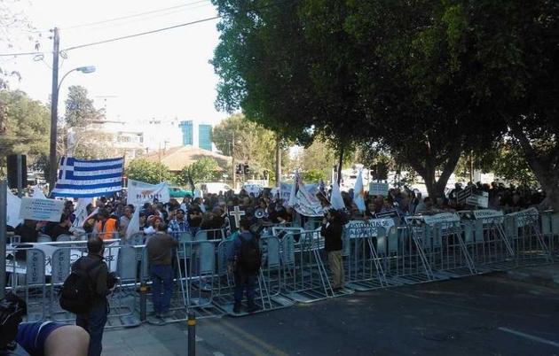 Συμπλοκές έξω από την Κυπριακή Βουλή: "Κανένα σπίτι σε χέρια τραπεζίτη"!