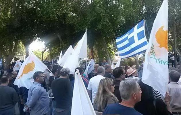 Συμπλοκές έξω από την Κυπριακή Βουλή: "Κανένα σπίτι σε χέρια τραπεζίτη"!