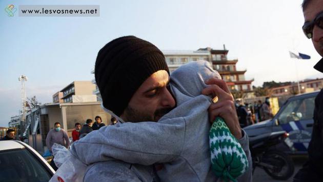 Δάκρυα χαράς: Μετανάστης στη Λέσβο βρήκε το ανηψάκι που νόμιζε ότι είχε πνιγεί στο λιμάνι της Μυτιλήνης