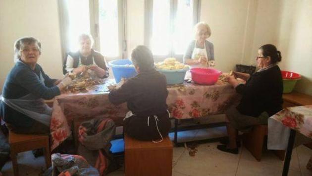Άγιος Δημήτριος Αγρινίου: Γυναίκες μαγειρεύουν για 32 πρόσφυγες από Συρία και Παλαιστίνη που διεσώθησαν χθές στο Μύτικα