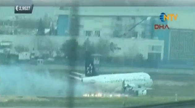 ΒΙΝΤΕΟ: Φλέγεται στον αέρα αεροσκάφος της Turkish Airlines και κάνει αναγκαστική προσγείωση στο αεροδρόμιο της Κωνσταντινούπολης
