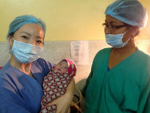 Νεπάλ: Ομάδα των Γιατρών Χωρίς Σύνορα βοήθησε να έρθει στον κόσμο ένα μωρό με καισαρική τομή