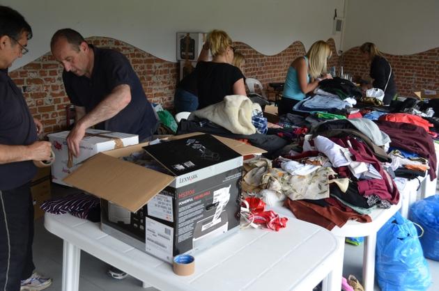 Έκκληση για εθελοντές που θα πακετάρουν ρούχα τα οποία προορίζονται για τους πρόσφυγες στη Μυτιλήνη