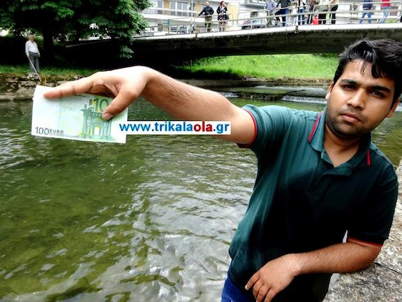 Τρίκαλα: Γέμισε χαρτονομίσματα ο Ληθαίος ποταμός - Βουτάει ο κόσμος μέσα για να τα πιάσει (βίντεο)