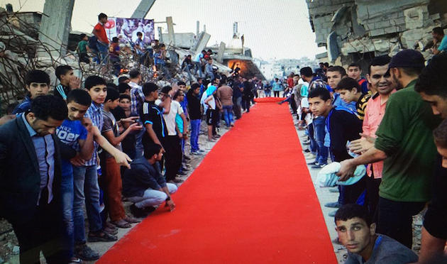 ΒΙΝΤΕΟ: Στα ερείπια της Γάζας έστρωσαν το κόκκινο χαλί για το φεστιβάλ κινηματογράφου ανθρωπίνων δικαιωμάτων!
