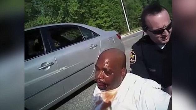 Σοκαριστικό βίντεο: Αστυνομικός χτυπάει με τέιζερ και ρίχνει σπρέι πιπεριού σε άνδρα που έχει υποστεί εγκεφαλικό