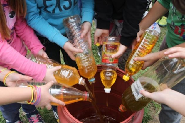Μαθητές συγκέντρωσαν 60 λίτρα τηγανέλαιο και το αντάλλαξαν με καθαριστικά για το σχολείο τους