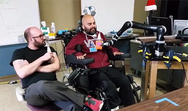 ΒΙΝΤΕΟ: Παράλυτος πίνει μπύρα με ρομποτικό χέρι που ελέγχει με το μυαλό του!