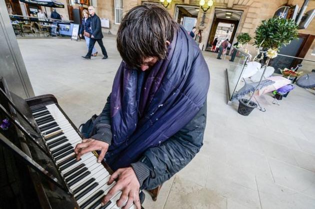 Άστεγος πιανίστας συγκινεί παίζοντας Μπετόβεν σε σταθμό τρένου (βίντεο)