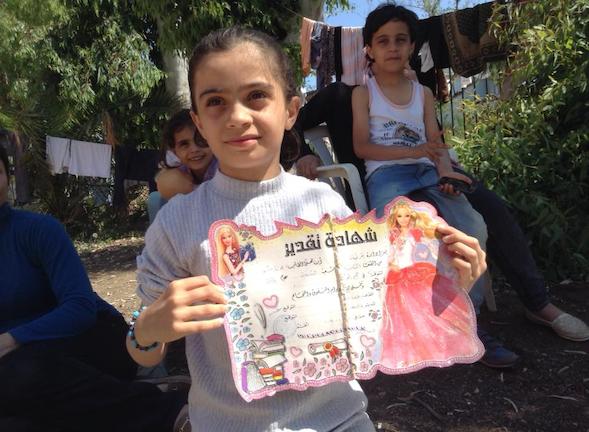 Λέρος: Η Τζουάνα πασχίζει να στεγνώσει τα ενδεικτικά από το σχολείο της