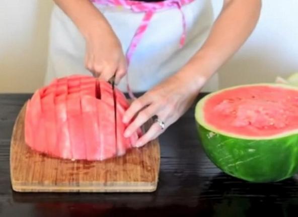 Γρήγορος και εύκολος τρόπος για να κόψετε το καρπούζι (βίντεο)