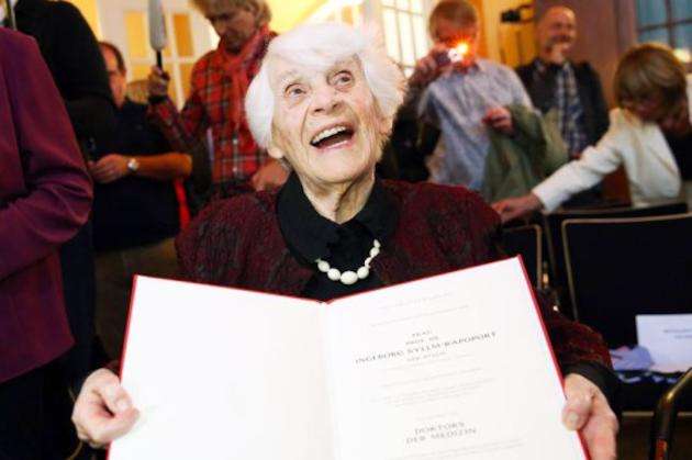 Στα 102 πήρε το διδακτορικό που της στέρησαν οι ναζί