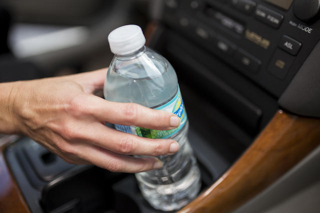 Να γιατί δεν πρέπει να πίνετε εμφιαλωμένο νερό από πλαστικό μπουκάλι - Οι κίνδυνοι για την υγεία