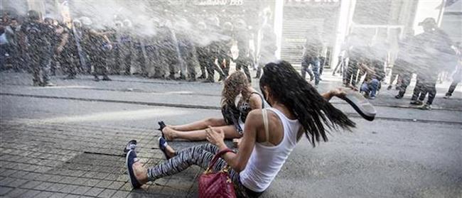 Δακρυγόνα, πλαστικές σφαίρες,τραυματίες και αντλίες νερού, στο Gay Pride της Κωνσταντινούπολης