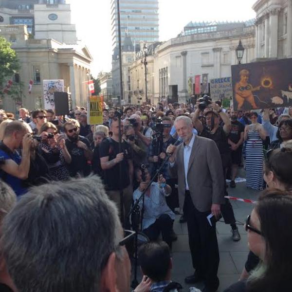 Λονδίνο: Συγκέντρωση αλληλεγγύης στην πλατεία Τραφάλγκαρ υπέρ της Ελλάδας