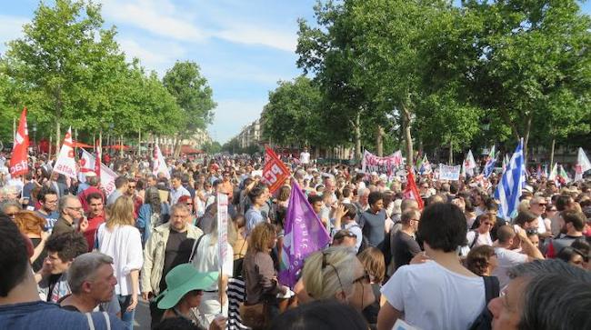 ΦΩΤΟ - ΒΙΝΤΕΟ: Παρίσι διαδήλωση υποστήριξης του ΟΧΙ