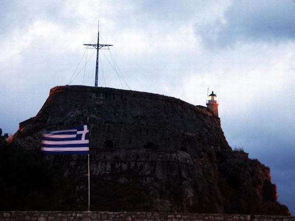 Πρόκληση από Γερμανούς τουρίστες που κατέβασαν την σημαία μας από το Φρούριο στην Κέρκυρα