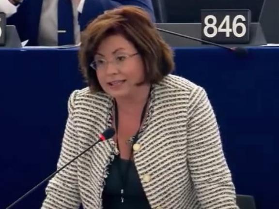 ΒΙΝΤΕΟ: Το γλύψιμο της Σπύρακη σε Γιούνκερ και Σούλτς στο Ευρωκοινοβούλιο, που βγάζεις σπυριά