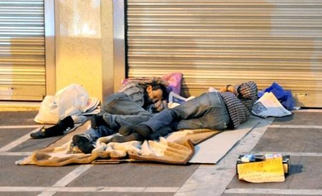Ο Δήμος Αθηναίων αρνείται να εκδώσει βιβλιάριο πρόνοιας σε άστεγο γιατί δεν έχει σπίτι!..