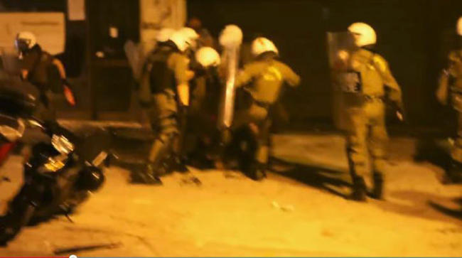 Βίντεο: Βάναυση σύλληψη διαδηλωτή από τα ΜΑΤ
