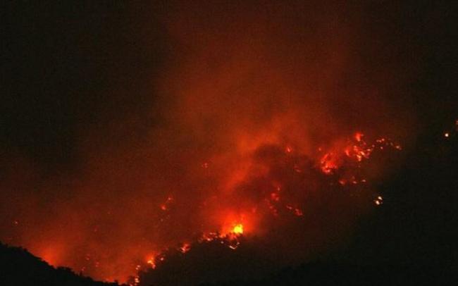 ΒΙΝΤΕΟ: Μεγάλη πυρκαγιά και στην Σαμοθράκη. Οι φλόγες πλησιάζουν την Χώρα ενώ απειλούνται ξενοδοχειακές μονάδες