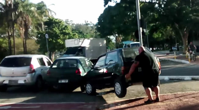 Η εκδίκηση του ποδηλάτη: Σηκώνει μόνος με τα δυο του χέρια αυτοκίνητο από τον ποδηλατόδρομο! (viral βίντεο)