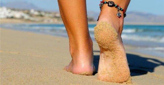 Δέκα λόγοι για να περπατάς ξιπόλητος/η στην άμμο